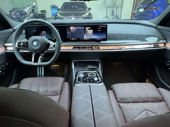 Фото 10 - BMW i7