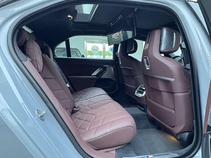 Фото 12 - BMW i7