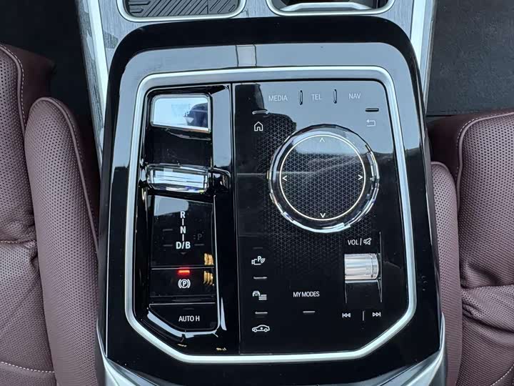 Фото 15 - BMW i7