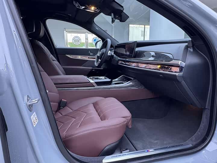 Фото 17 - BMW i7