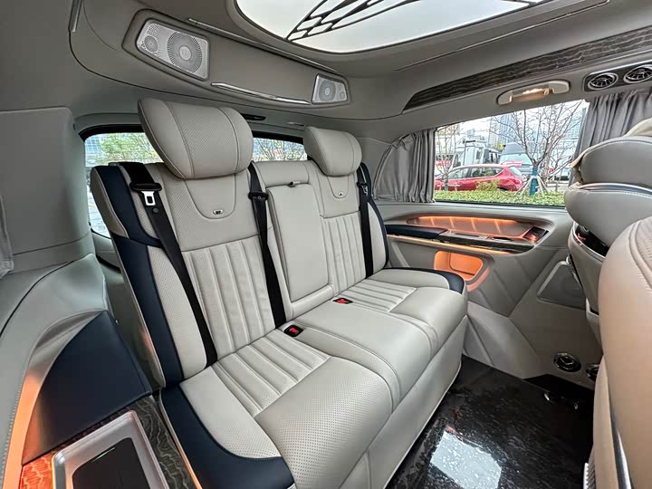 Фото 10 - Mercedes-Benz V-Class