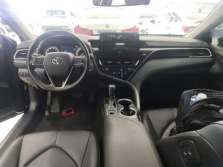 Фото 10 - Toyota Camry