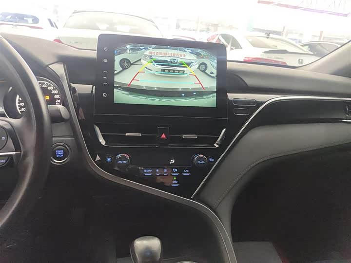 Фото 13 - Toyota Camry