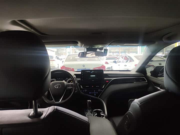 Фото 18 - Toyota Camry