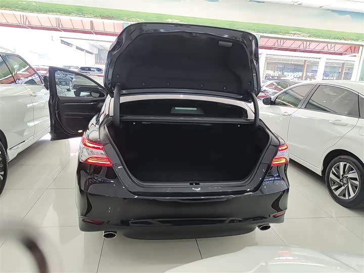 Фото 19 - Toyota Camry