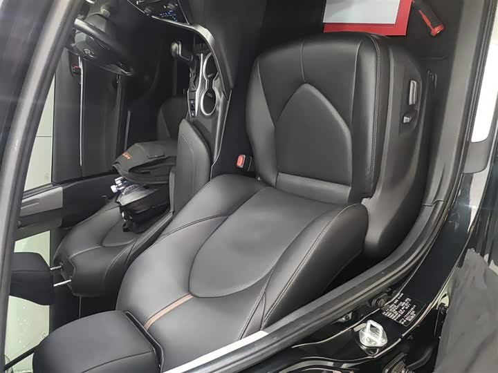 Фото 25 - Toyota Camry