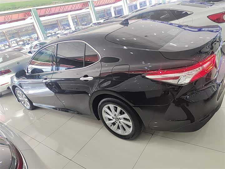 Фото 5 - Toyota Camry