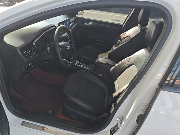 Фото 15 - Ford Focus