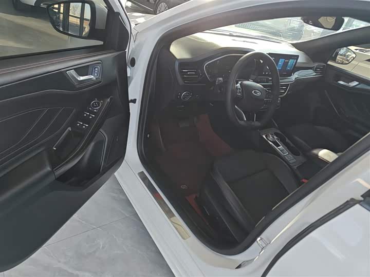 Фото 16 - Ford Focus