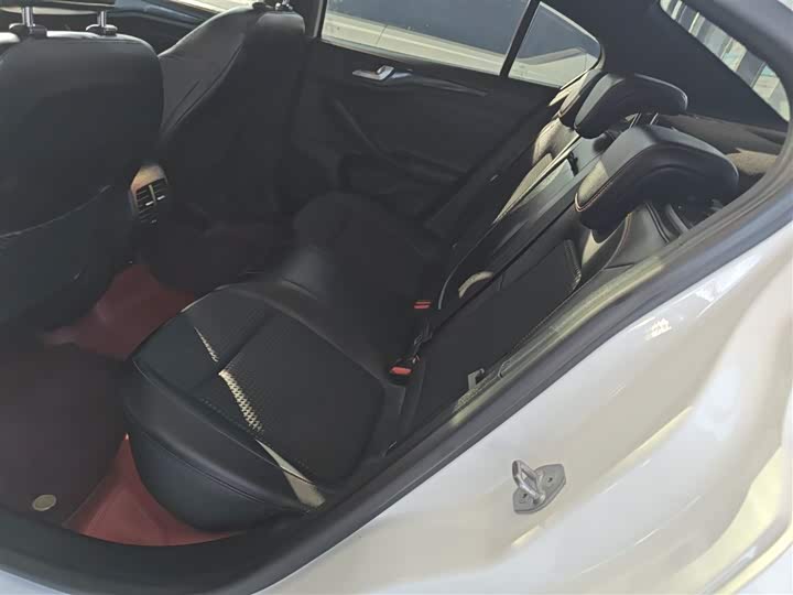 Фото 17 - Ford Focus