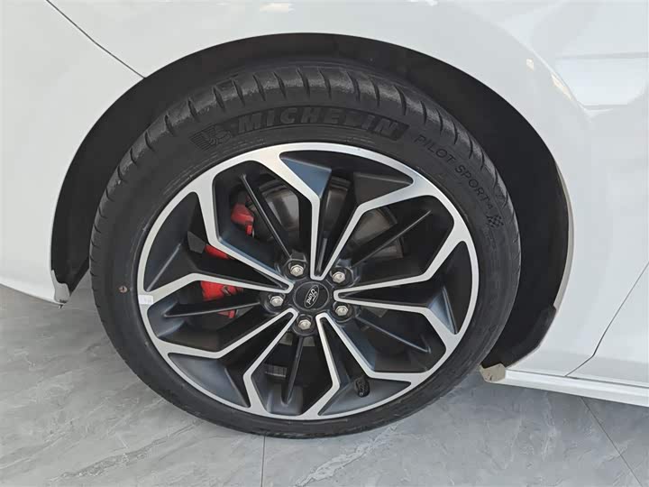 Фото 23 - Ford Focus