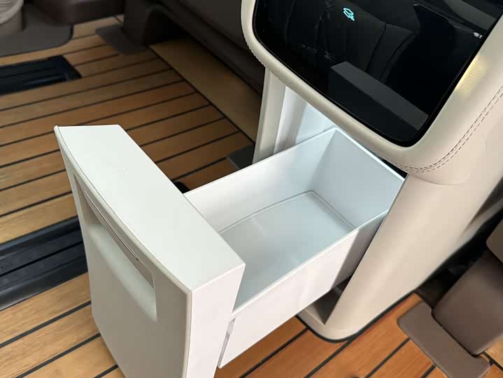 Фото 12 - Denza D9