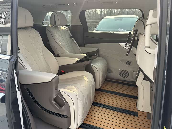 Фото 14 - Denza D9