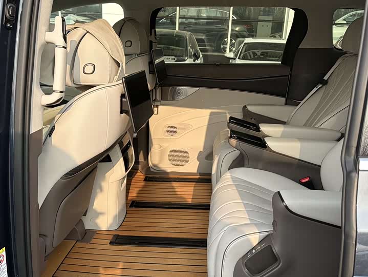 Фото 17 - Denza D9