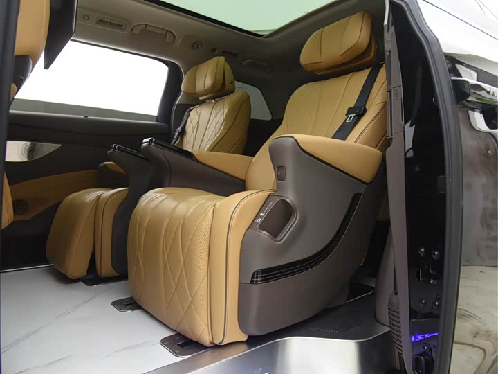 Фото 7 - Denza D9