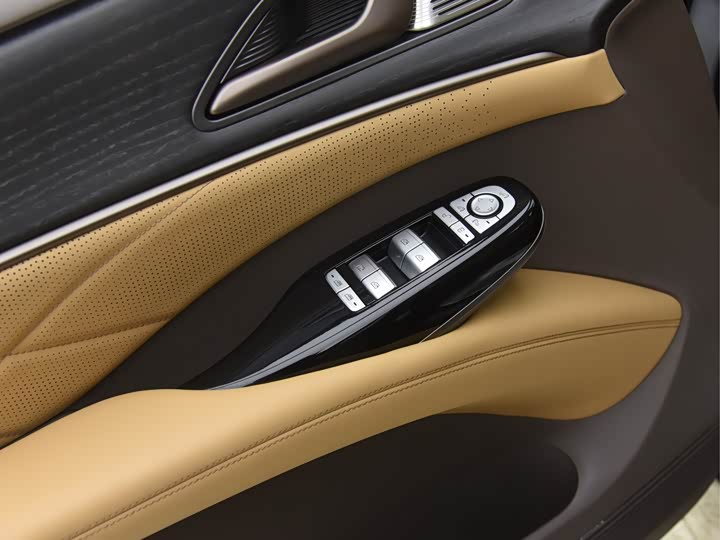 Фото 9 - Denza D9