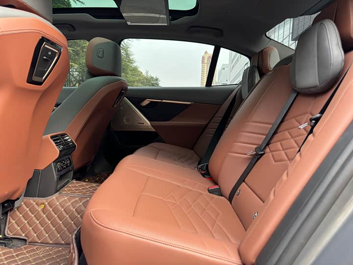 Фото 11 - BMW i5