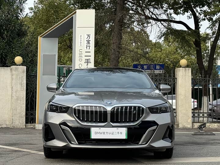 Фото 2 - BMW i5