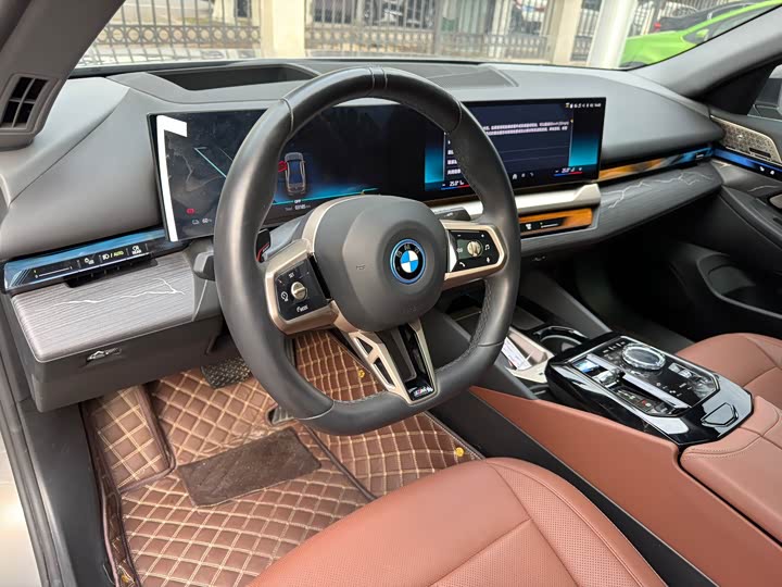 Фото 7 - BMW i5