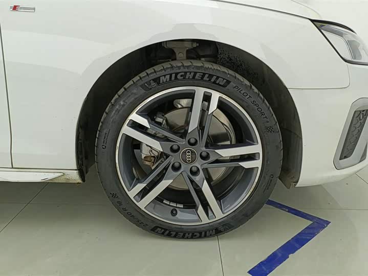 Фото 6 - Audi A4L