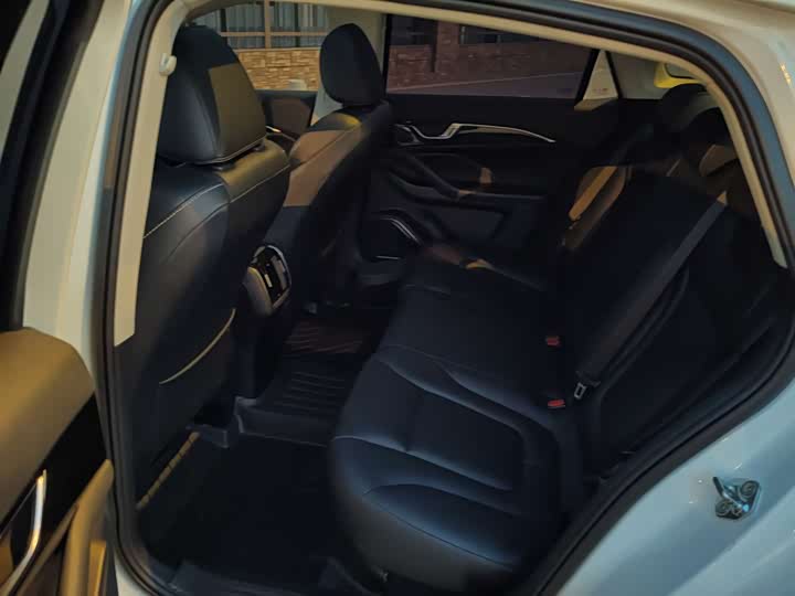 Фото 10 - Bestune B70