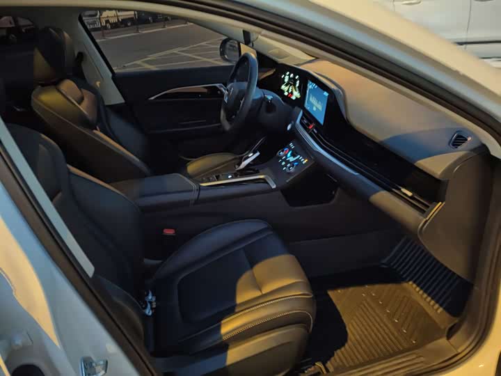 Фото 12 - Bestune B70