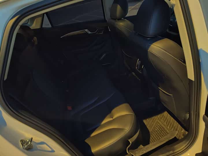 Фото 13 - Bestune B70