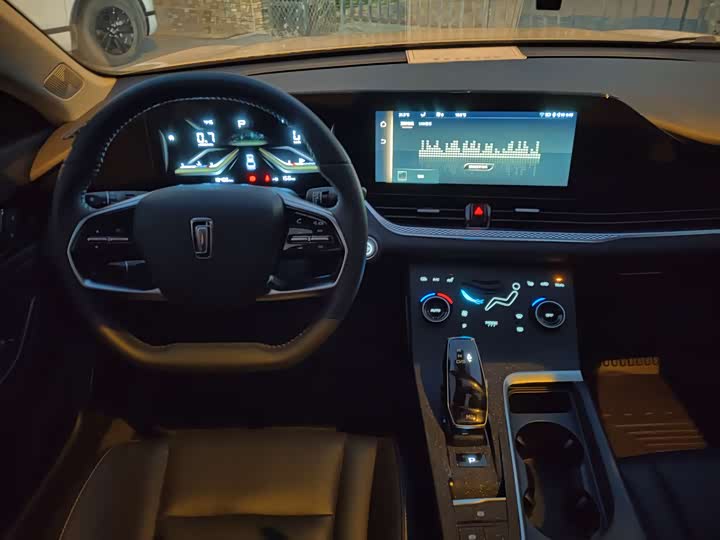 Фото 14 - Bestune B70