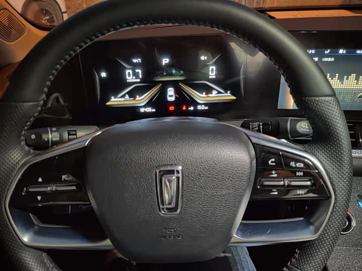 Фото 16 - Bestune B70