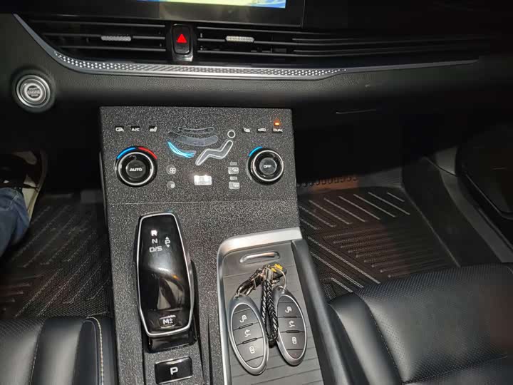 Фото 19 - Bestune B70