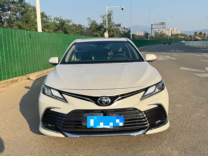 Фото 2 - Toyota Camry