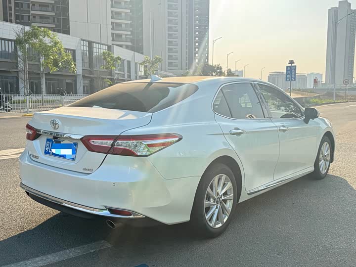 Фото 8 - Toyota Camry