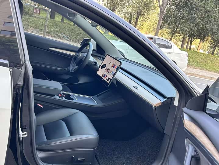 Фото 9 - Tesla Model 3