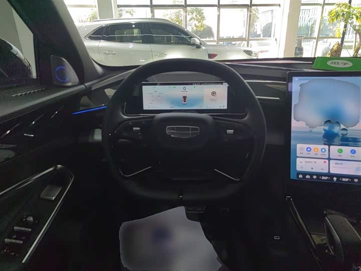 Фото 11 - Geely Atlas