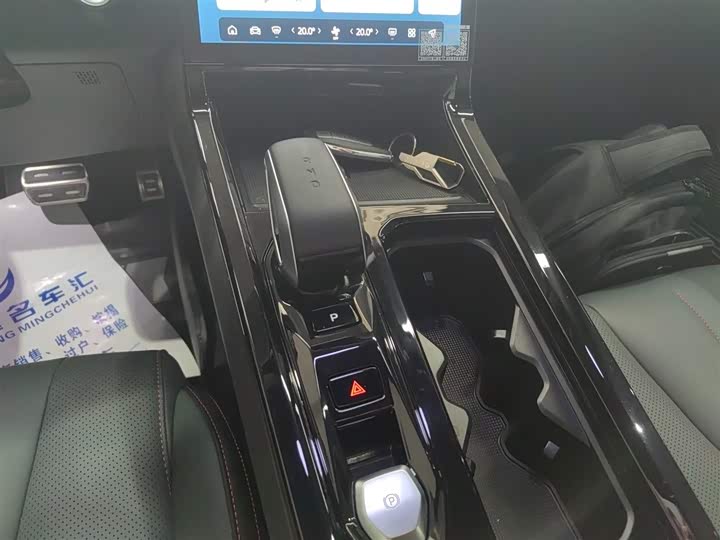 Фото 14 - Geely Atlas