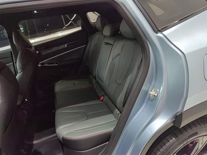 Фото 17 - Geely Atlas