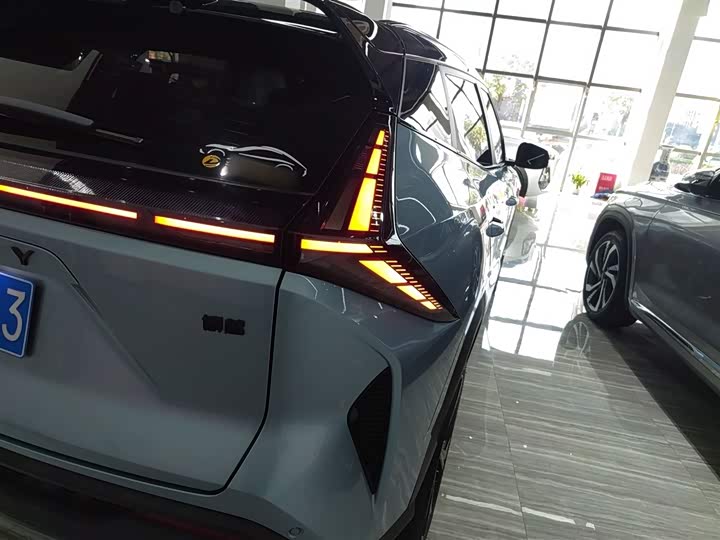 Фото 8 - Geely Atlas