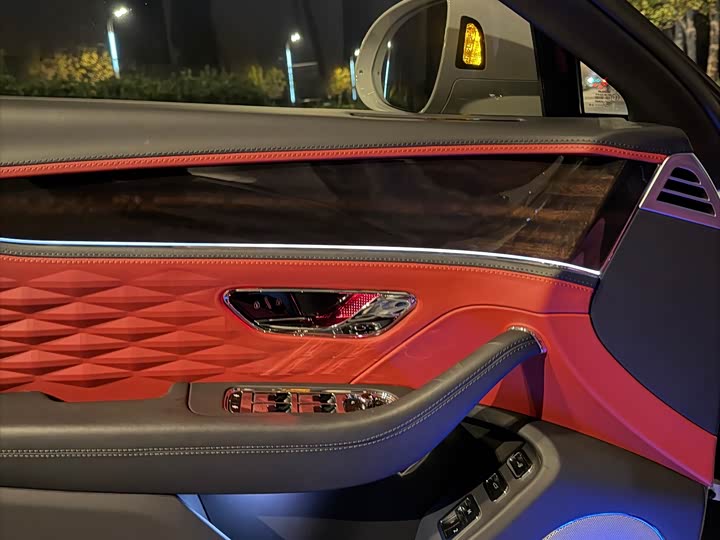 Фото 13 - Bentley Flying Spur Hybrid