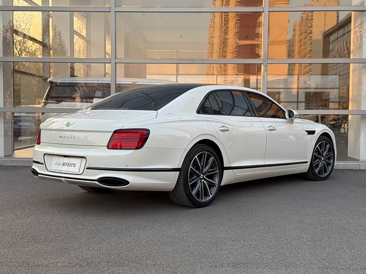 Фото 3 - Bentley Flying Spur Hybrid