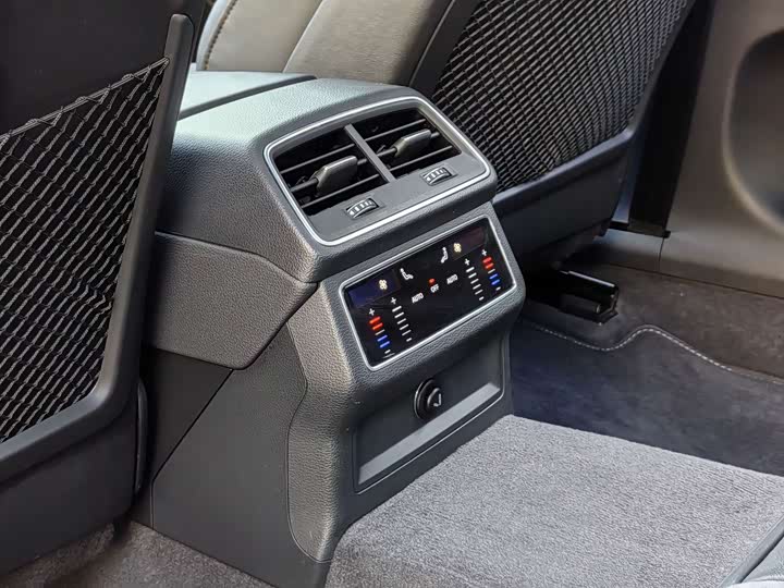 Фото 16 - Audi A6L