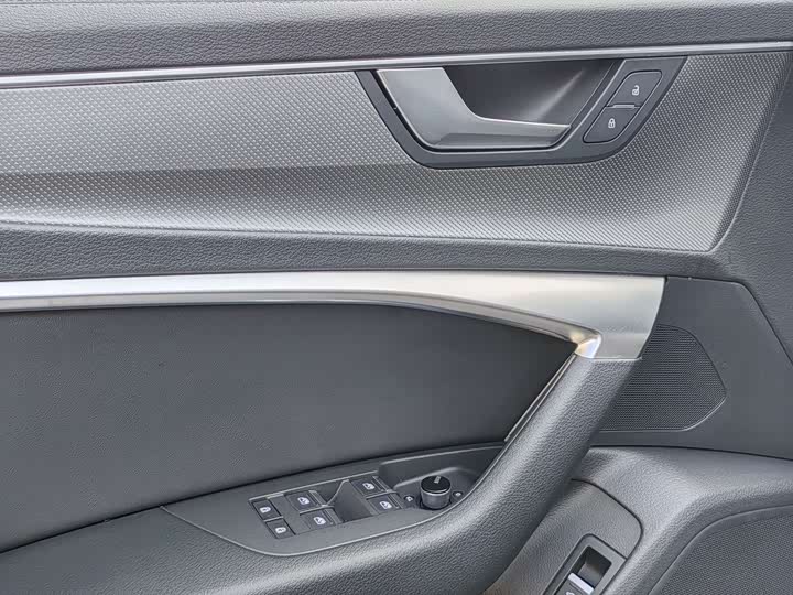 Фото 9 - Audi A6L