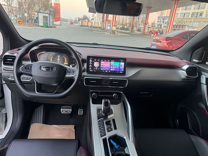 Фото 14 - Geely Coolray