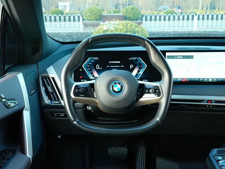 Фото 10 - BMW iX