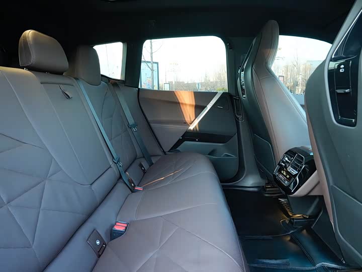 Фото 13 - BMW iX