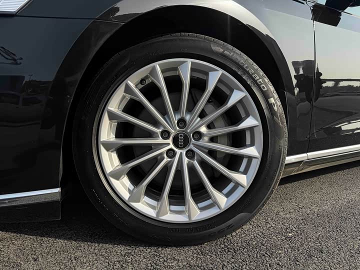 Фото 7 - Audi A8