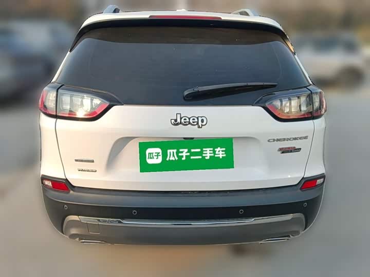 Фото 10 - Jeep Cherokee