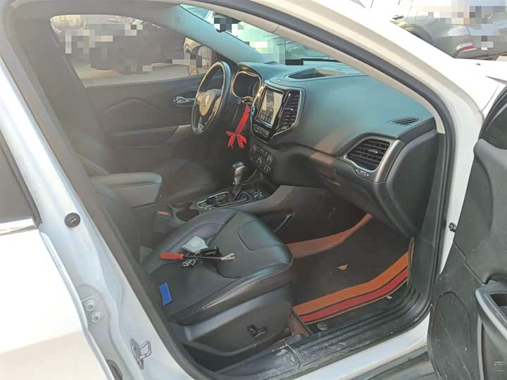 Фото 11 - Jeep Cherokee