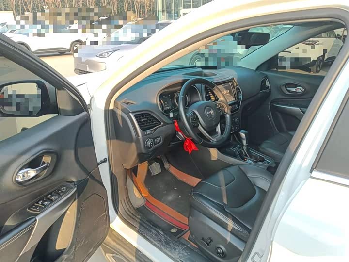 Фото 23 - Jeep Cherokee