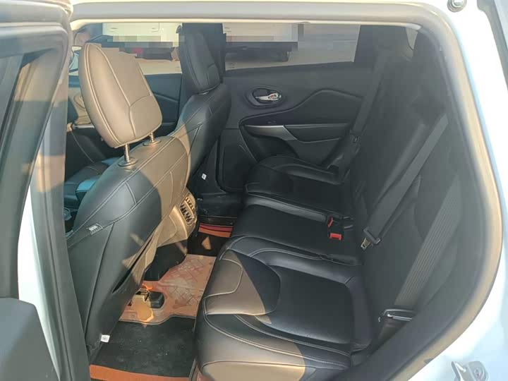 Фото 24 - Jeep Cherokee