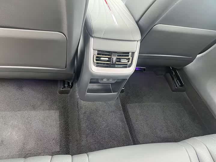 Фото 11 - Hongqi H5